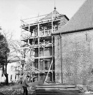 Schlosskirche: Renovierung: Außenaufnahme: Gerüst am Eingangsturm: Blick von Süden