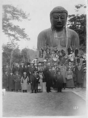 Kamakura, Japan: Gruppenbildnis mit Touristen vor dem Daibutsu (Großer Buddha)