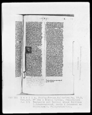 Biblia latina — Initiale Q (uod fuit), darin Johannes am Schreibpult, Folio 529recto
