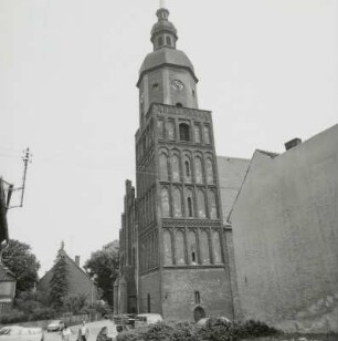 Spremberg. Kreuzkirche : Spremberg. Kreuzkirche (2. Hälfte 15. Jahrhundert, Turmaufsatz 1732). Ansicht von Südwesten