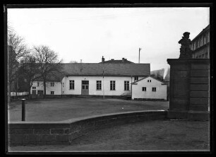 Turn- und Festhalle an der Luisenschule mit Portal des ehemaligen Tauberhofgartens