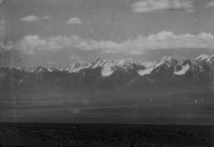 Gebirgszug : Panorama eines schneebedeckten Gebirgszugs im Tian Shan Hochgebirge