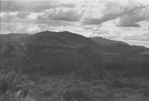 Tallandschaft und basalte Erhebungen und Kalkhochfläche : Blick über eine Tallandschaft gegen die bewaldeten Erhebungen (basaltes Gestein) des Chercher-Gebirges, die über Kalkkulturhochflächen (ca. 2200 m) aufsteigen.