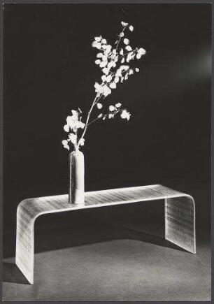 Blumentisch aus gebogenem Spiegelrohglas, 1952 (Foto)