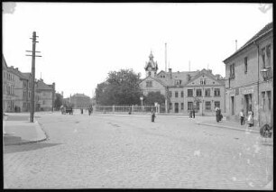 Cotta. Schulplatz und alte Schule