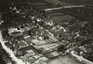 Berka (Sondershausen-Berka). Stadtteilansicht mit Kirche St. Viti. Luftbild-Schrägaufnahme von Südost