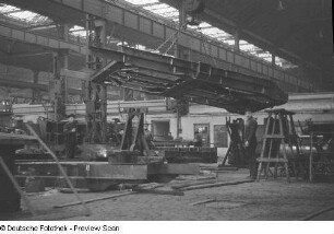 Gestell eines Waggons am Hallenkran