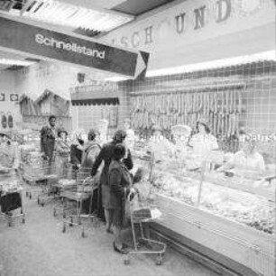 Schnellstand der Fleisch- und Wurstwarenabteilung des Selbstbedienungsladens "Kaufhalle am Hochhaus" in Halle-Neustadt