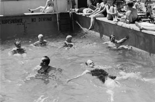 Bordleben auf dem Passagierschiff "Milwaukee". Schwimmbecken mit Badenden