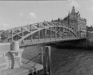 Hamburg-Altstadt (Speicherstadt). Brooksbrücke (Straßenbrücke über den Zollkanal). Blick nach Südost