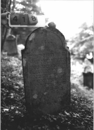 Grabstein 418 (Index: 99800290) Material: Sandstein Zustand: verwittert, angeschlagen Maße HxBxT: 107x52x10 cm Beschreibung: Stele, eingezogener Rundbogenabschluß, Schriftfeld eingetieft: Grabstein 418