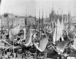 Finnische Hochseefischer im Hafen von Helsingfors