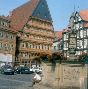 Hildesheim. Hildesheimer Marktplatz mit dem wiederaufgebauten Knochenhauer Amtshaus und dem Marktbrunnen