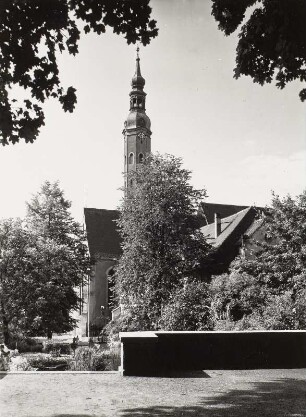 Zittau. Petri-Pauli-Kirche (13. Jh.; Wiederaufbau 1652-1658, M. Pötzsch; Turm 15. Jh.; Haube bez. 1758, A. Hünigen) und Stadtmuseum im ehemaligen Franziskanerkloster. Blick über die Gartenanlage mit Teich von Nordosten