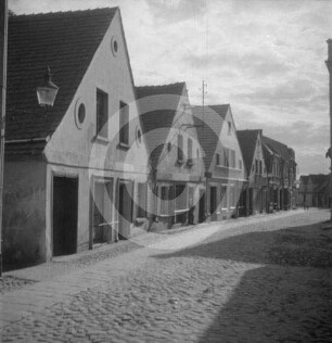 Dorfstraße mit Hausfassaden in Polen