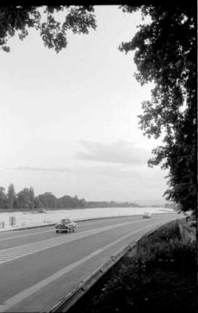 Erbach: Autostraße am Rhein, Richtung Rüdesheim