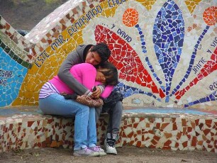 Lima-Miraflores - Paar im "Amor Park" : Im "Amor-Park" am Pazifik schmust auf einer Bank vor einem bunten Mosaik ein Pärchen. Aufgenommen am 8. September 2011 in Lima-Miraflores