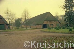 Blumendorf: Gut: Scheunen mit Reetdach: Blick von Osten