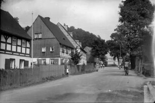 Häuserpartie im Mitteldorf : v.l.: Kreher-Haus, Siegel-Haus, Mann-Haus, Teucher-Haus, dahinter Morgenstern (versteckt), Machunsky-Haus - nach den heutigen Besitzern