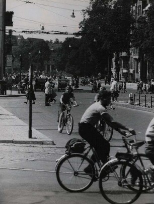 Rad fahrende Kinder im Straßenverkehr