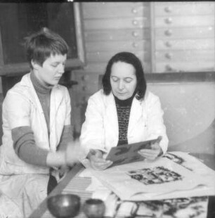 Professor Lea Grundig (1906-1977) mit einer Schülerin in ihrem Atelier