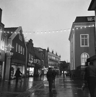 Hindenburgstraße: Passanten in der Fußgängerzone mit eingeschalteter Adventsbeleuchtung, Blick Richtung Nordosten