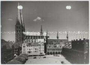 Lübeck, Markt mit Rathaus und Kirche St. Marien