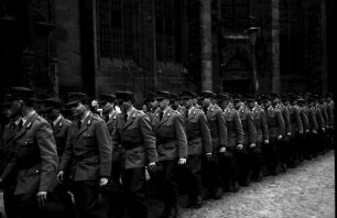 Freiburg: Vereidigung [Gelöbnis] bei der 12. Panzerdivision; Rekruten vor dem Münster