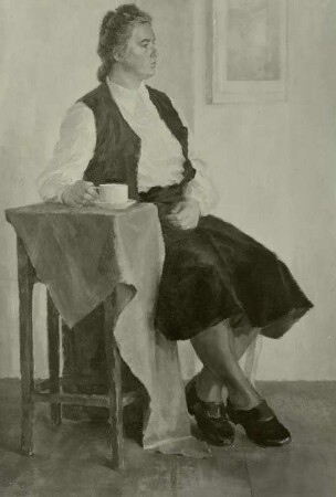 Frau am Tisch