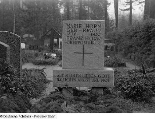 Grabstein für Marie und Franz Horn : Dresden. Friedhof (vielleicht auf dem Weißen Hirsch). Grabstein für Marie und Franz Horn