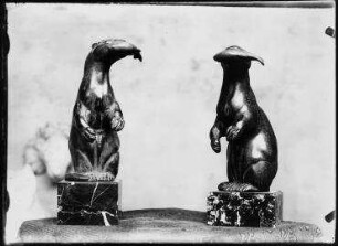 Ohne Titel (Im Atelier von August Gaul: Zwei Bronzeskulpturen, aufgerichtete Fischotter)