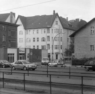 Berlin-Schöneweide. Grünauer Straße/Ecke Oberspreestraße (?). Blick gegen Wohnhaus mit Bäckerei. Ansicht von Süden