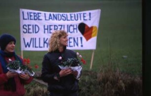 Eisenach - Begrüßung visafreier Verkehr : Zwei Frauen begrüßen Gäste aus Hessen, aufgenommen am 24. Dezember 1989 in Eisenach