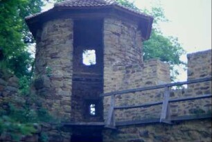 Blick vom Schlosshof zum Backhausturm an der südöstlichen Ecke der Mauer