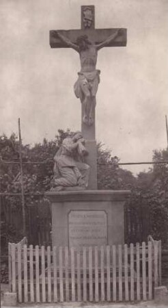 an der Hauptstraße. Kruzifix, unter dem Kreuz Magdalena, 1781