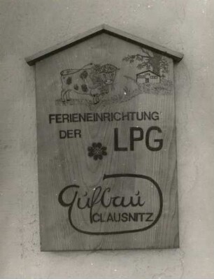 Schild "Ferieneinrichtung der LPG "Aufbau Clausnitz" : Schild "Ferieneinrichtung der LPG "Aufbau Clausnitz". Holz. Neuhausen/Erzgebirge-Neuwernsdorf Nummer 5, Alte Schule