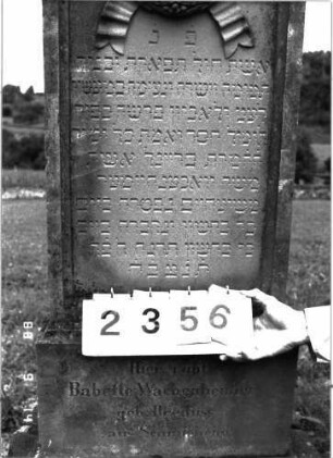 Grabstein 2356 (Index: 100097545) Maße HxBxT: 161x50x21 cm Symbolik: Trauerkranz: Grabstein 2356 (Detailaufnahme)