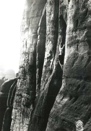 Sächsische Schweiz, Schrammsteine. Südlicher Osterturm. Seilschaft Paul Illmer / Martin Röhnick beim Rißumstieg des Emporweges (VIIc)