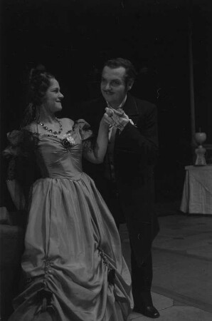 Szenenbilder aus der Oper "La Traviata" an der Deutsche Staatsoper Berlin : Szene mit Tiana Lemnitz