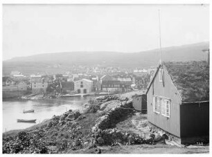 Thorshavn/Färöer Inseln (Dänemark). Stadtteilansicht mit rasensodengedecktem Wohnhaus. Blick über die Bucht