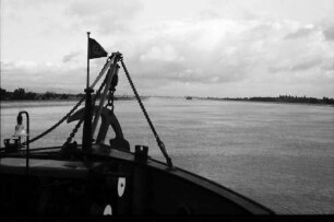 Ottmarsheim: Rheinseitenkanal zwischem Kembs und Ottmarsheim, Blick über den Bug