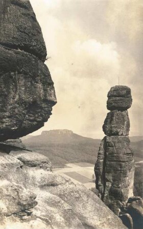 Sächsische Schweiz. Der Felsen Barbarine am Pfaffenstein. Blick gegen Gohrisch