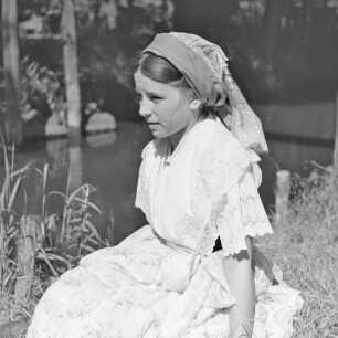 Mädchen Gerda Konzack in Spreewälder Sonntagstracht in Leipe. : Holca Gerda Konzack w Błótowskej njedźelskej drasće w Lipjem.