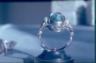 Fingerring : Fingerring. Gold, montiert, Aquamarin, Perlen (vor 1962; J. Eckert)