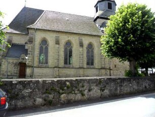 Haueda-(Evangelische Kirche) - Ansicht von Norden mit Kirche (Langhaus mit Strebepfeilern) über Kirchhofmauer