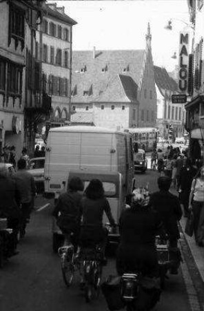 Straßburg: Berufsverkehr in enger Straße, vom Bus