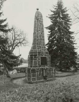 Denkmal für die Opfer des 1. und 2. Weltkrieges : Denkmal für die Opfer des 1. und 2. Weltkrieges. Bruchstein (nach 1918 und nach 1945). Gröditsch