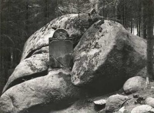 Sebnitzer Peststein : Sebnitz. Peststein (1740 errichtet, 1835 erneuert) im Gemeindewald