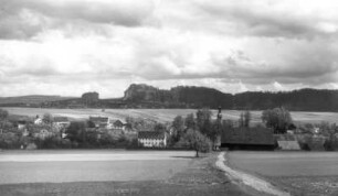 Reinhardtsdorf (Reinhardtsdorf-Schöna). Ortsteilansicht mit Dorfkirche. Blick vom Weg zum Wolfsberg nach Nordost gegen die Schrammsteine