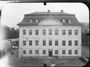 Oppurg, Schloßstraße 2. Schloß (1705-1708, Umgestaltung 1746-1747, Restaurierung seit 1984). Ansicht von Westen